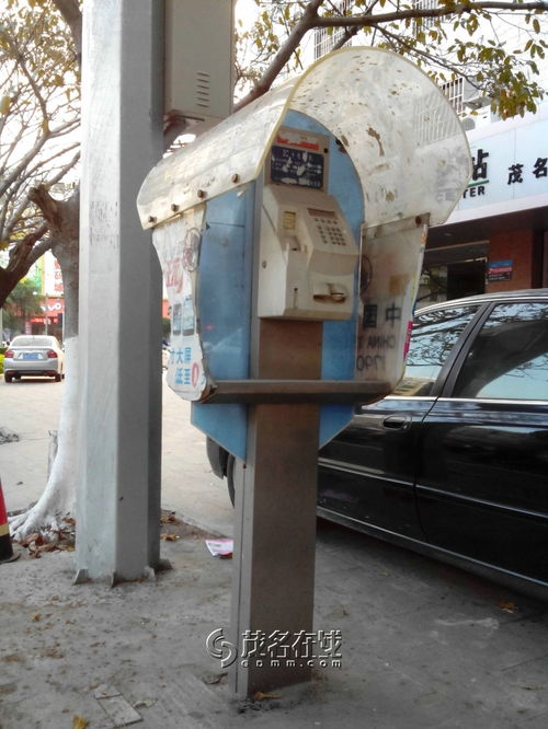 文明城市中的一道風景 破爛電話亭